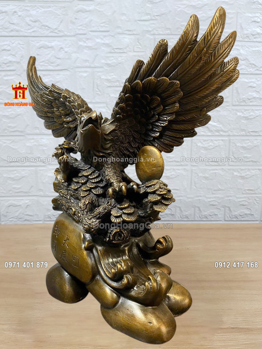 Từng đường nét trên pho tượng đại bàng được chế tác tỉ mỉ và tinh xảo